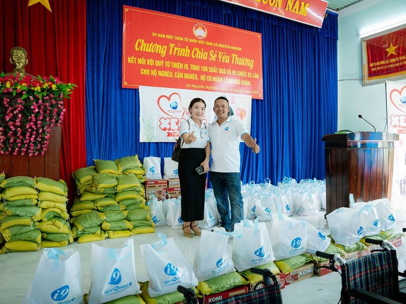 Hình ảnh minh họa một mạng lưới hỗ trợ, nhiều người đang kết nối với nhau, biểu tượng cho cộng đồng hỗ trợ