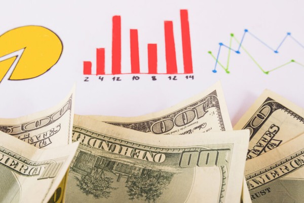 Hình ảnh người chơi đang phân tích số liệu xổ số tại TK88